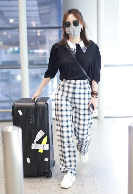 BiuFashion|胡歌眼光真好,前女友薛佳凝42岁依旧穿搭时尚,娃娃脸挺加分