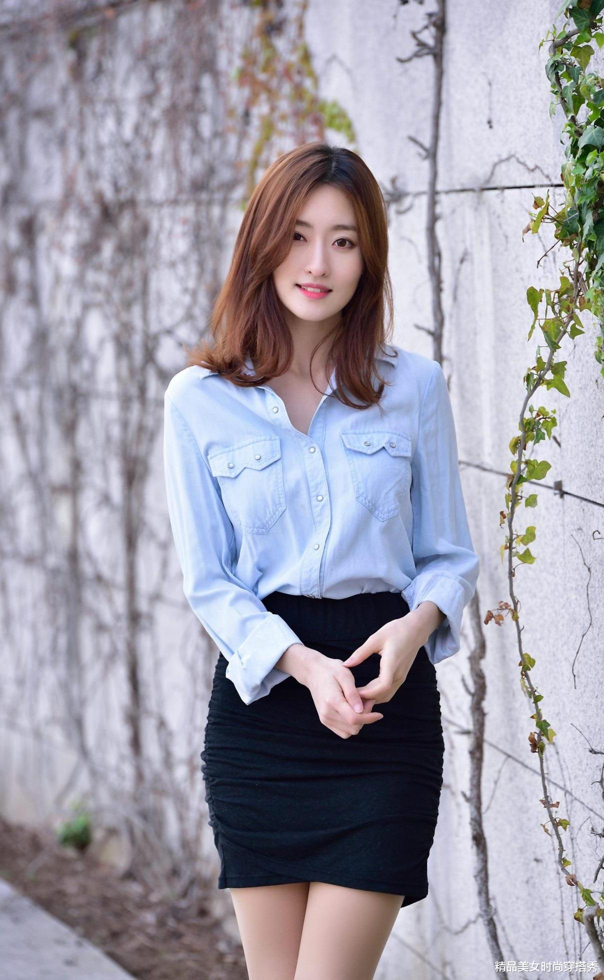 河北|初入职场如何穿着得体？淡蓝色衬衫搭配包臀裙，简约又耐看