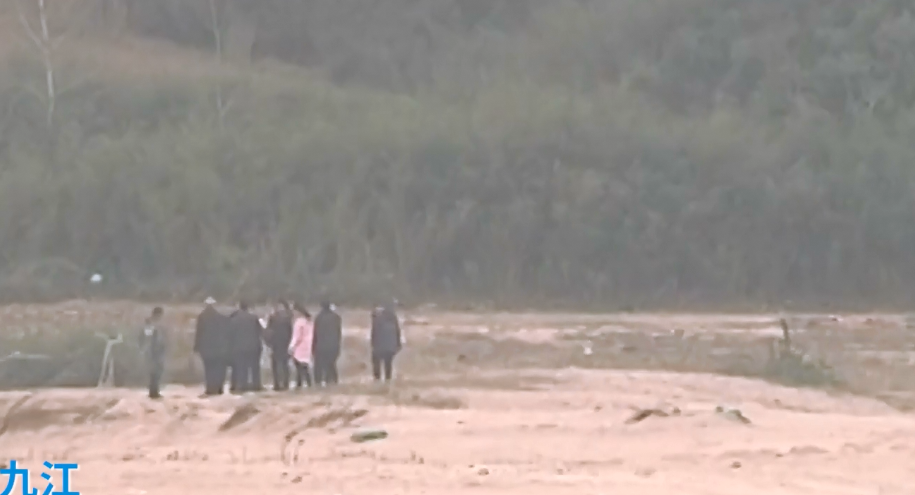 水库|一家人到湖区游玩，大人一起聊天，6岁女儿独自上厕所离奇失踪