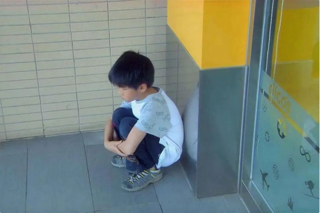 饭饭妈妈育儿|一种新型“冷暴力”正在幼儿园蔓延，家长放任不管孩子很“受伤”