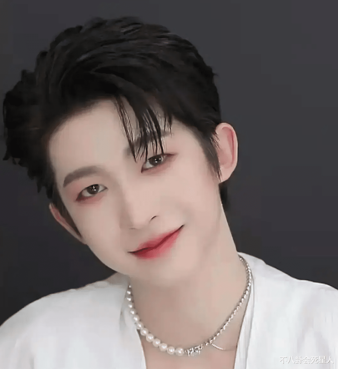 型男|“男版鞠婧祎”都变成阳刚型男，脂粉气的男爱豆，终于做出改变了