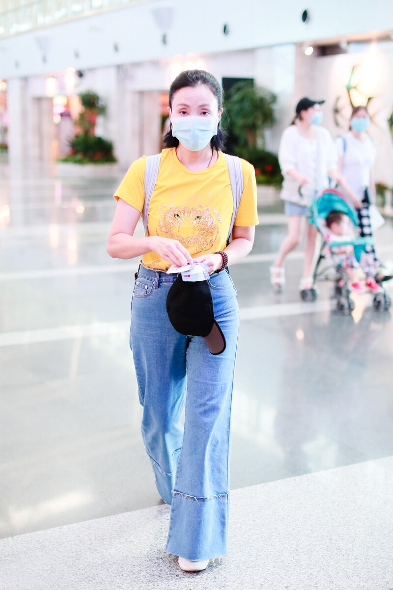 大表姐的时尚圈|49岁陶虹也追潮流，裙子配球鞋优雅不失活力，半透明衬衫很耐看