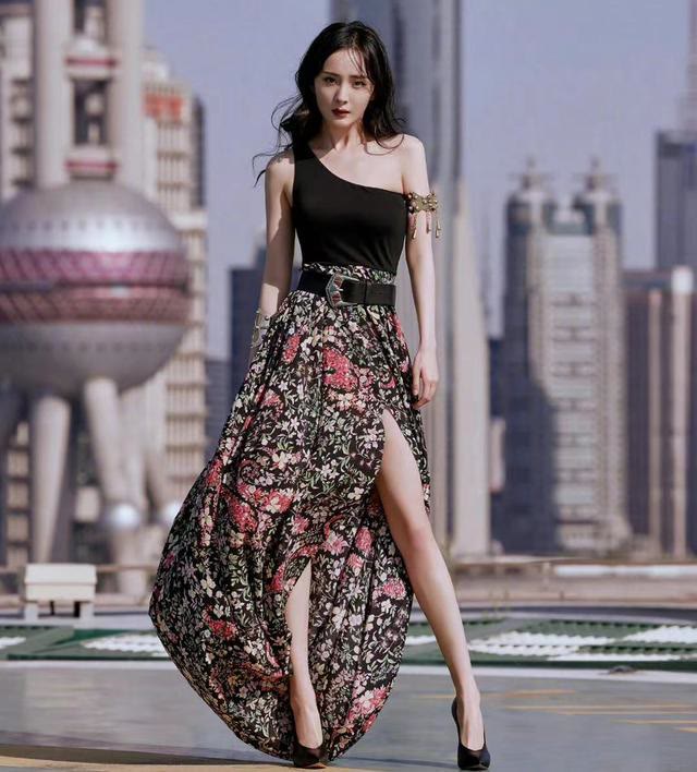 杨幂|杨幂晚宴盛装，老外发言她不语，喝红酒微醺更迷人