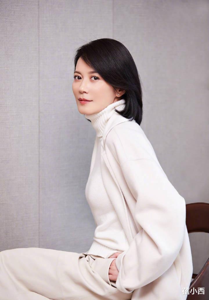 蓓小西|梅婷减肥成功年轻至少10岁，穿衬衫裙配斜肩上衣，时尚感扑面而来