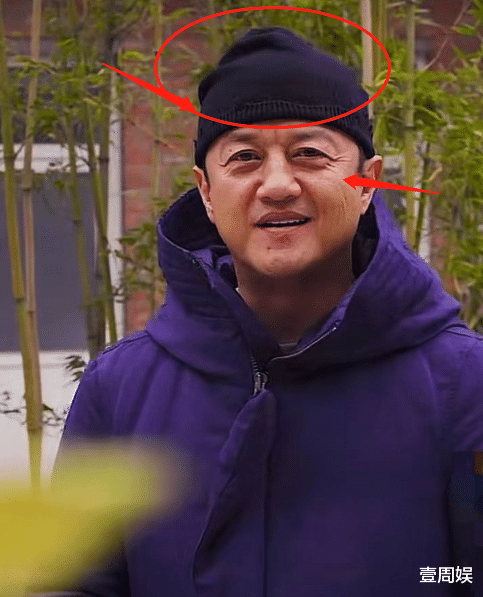 李亚鹏|李亚鹏真的老了，穿棉毛裤在院里打八段锦，帽子太有喜感！