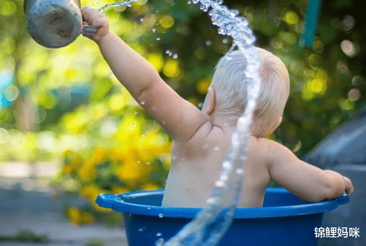 锦鲤妈咪|宝宝洗澡时不经意的举动，暗含着性格差异，家长发现了吗？