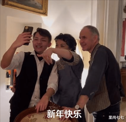 金星|金星一家三口罕见同框，21岁长子太像继父，她穿着旗袍撒娇太妩媚