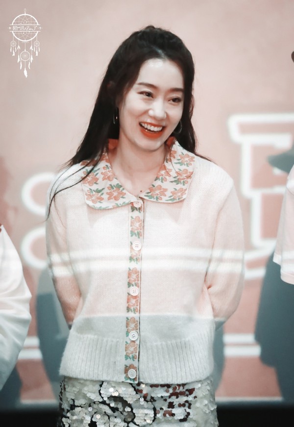 张小斐|张小斐彻底逆袭巨星范好足！穿开衩裙出场阵仗太大，贾玲变助理