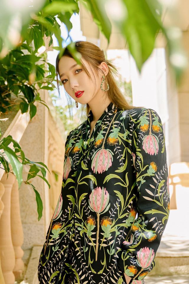 旗袍公馆|孟美岐又当导师了，穿印花西装只系一颗扣，时髦大胆气场强