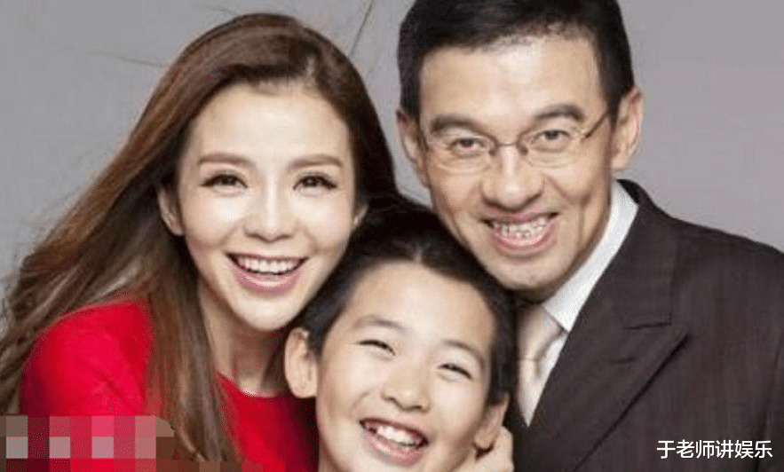 朱迅|朱迅全家出行，老公比她大八岁已是满头白发，15岁儿子是学霸