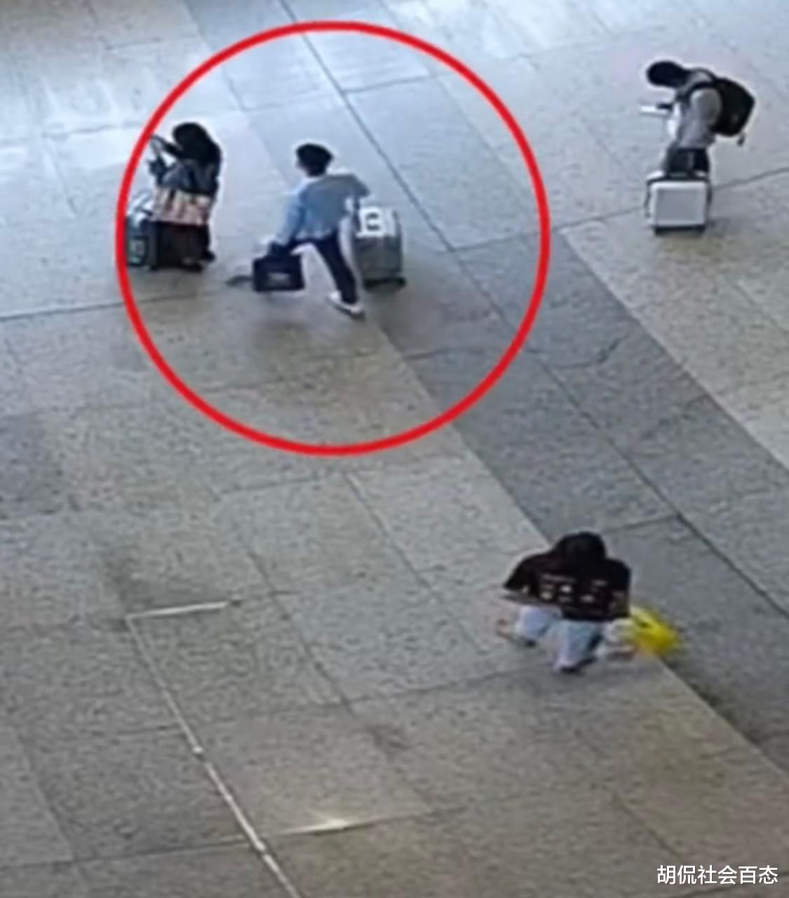 男子公然用身体去顶女生的臀部,然后淡定离开,网友:还要脸吗?