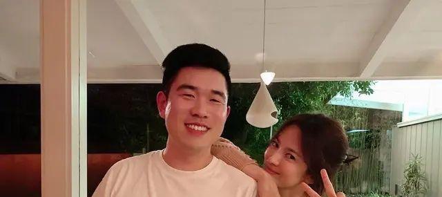 宋慧乔|宋慧乔不惧衰老，晒生图皮肤变松弛，运动服却还能撑出清纯感