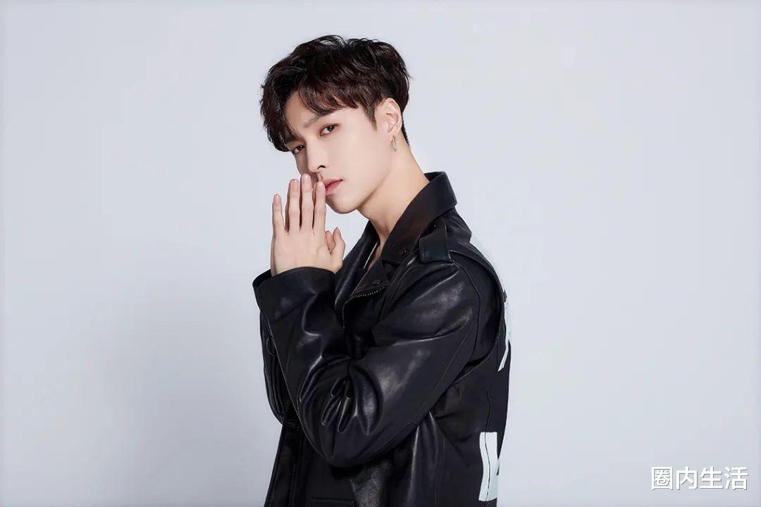 赵丽颖|赵丽颖最近在刻意营造少女路线，她已经把自己身边的造型师换了