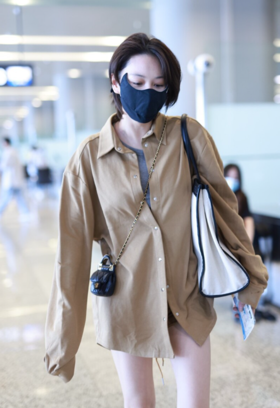 何有强|张馨予大玩“下衣失踪”,身穿一件卡其色的男友风衬衫,又飒又美