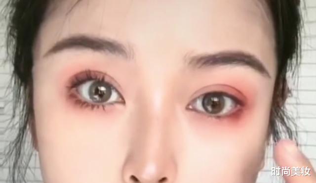 时尚美妆|怪不得吉娜一直离不开假睫毛！当她卸妆后，原来长此样