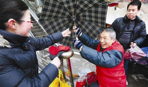 液晶显示器 “靠天吃饭”的王斌章：退休拿2000元创业，现年赚24亿，怎么做的