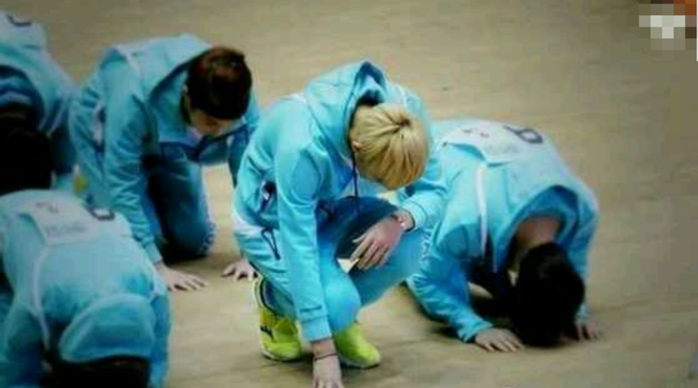 王怡人|中国明星拒绝跪拜礼有多拼?有人趴地,有人半蹲,还有人直接站着