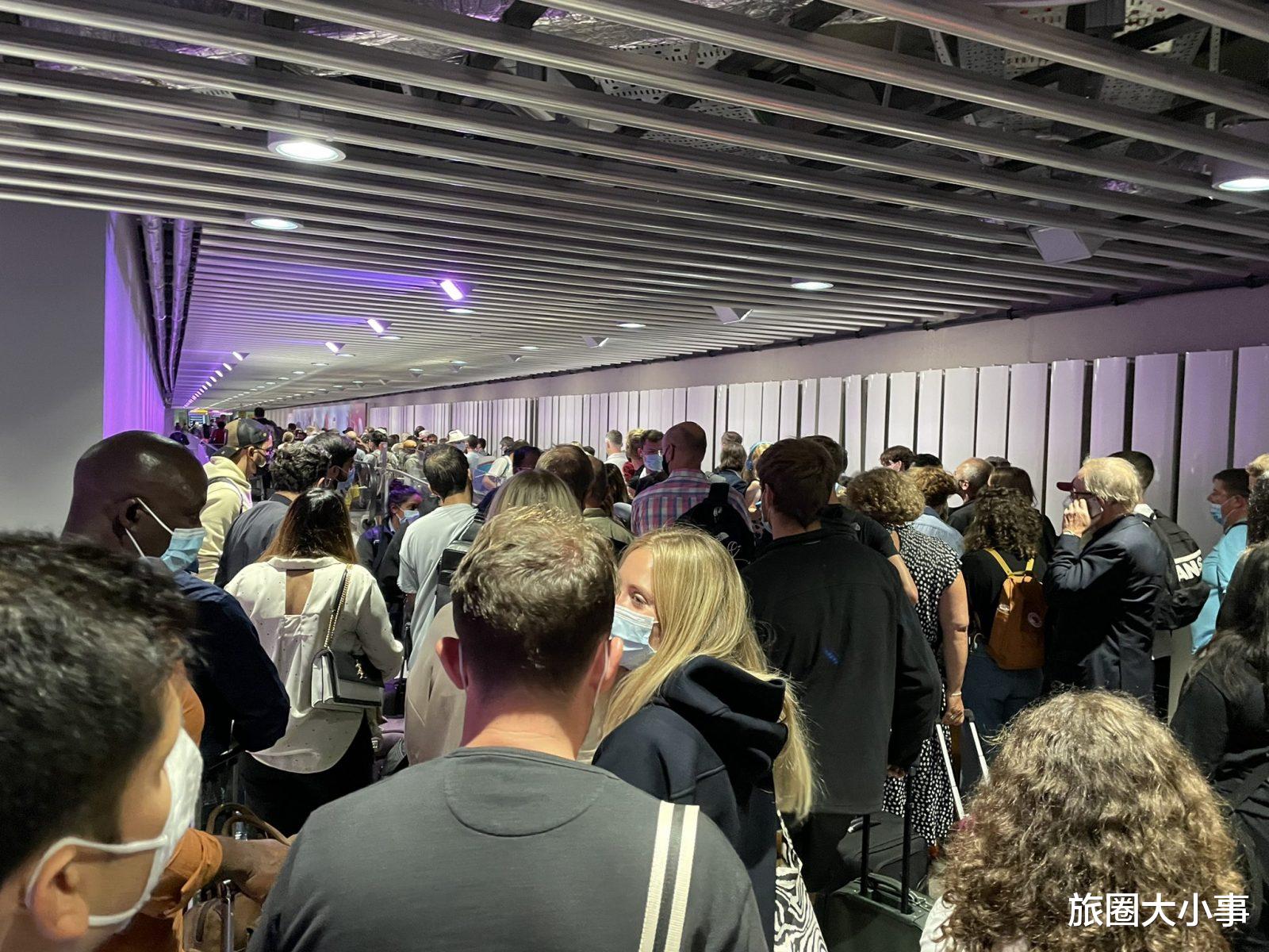 希思罗机场 伦敦入境大排长龙！几千名乘客在机场的地下隧道等待数小时！
