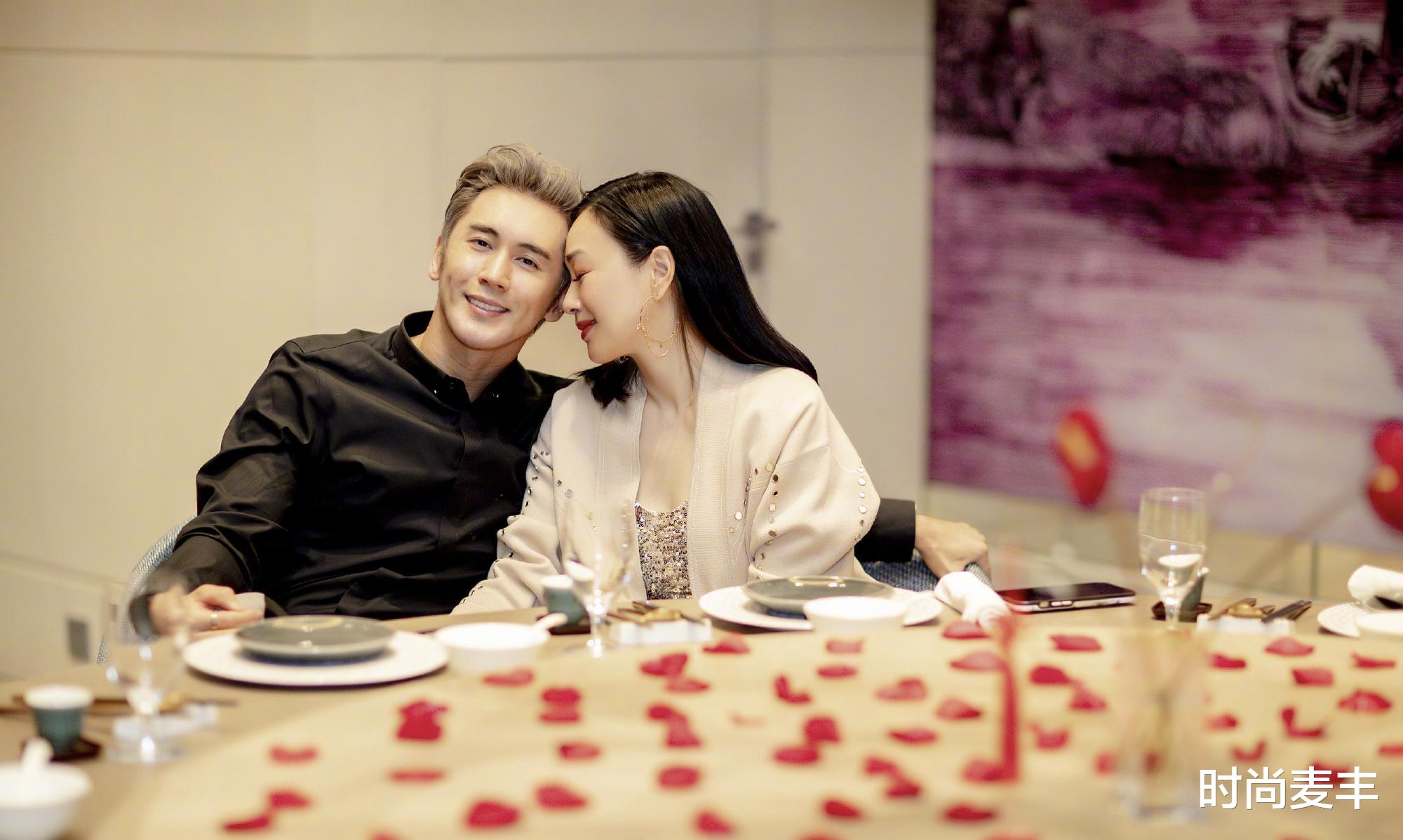 张伦硕|钟丽缇张伦硕合影秀恩爱，注意到女儿的表情了吗？两人太年轻了吧