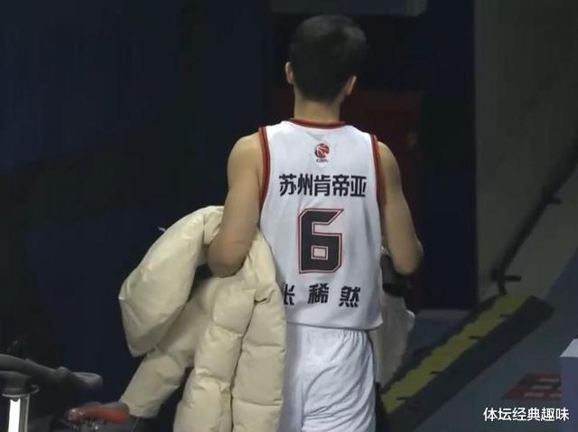 江苏男篮|2次违体被驱逐！CBA大将黯然退场，只打了15分钟，送出6次失误
