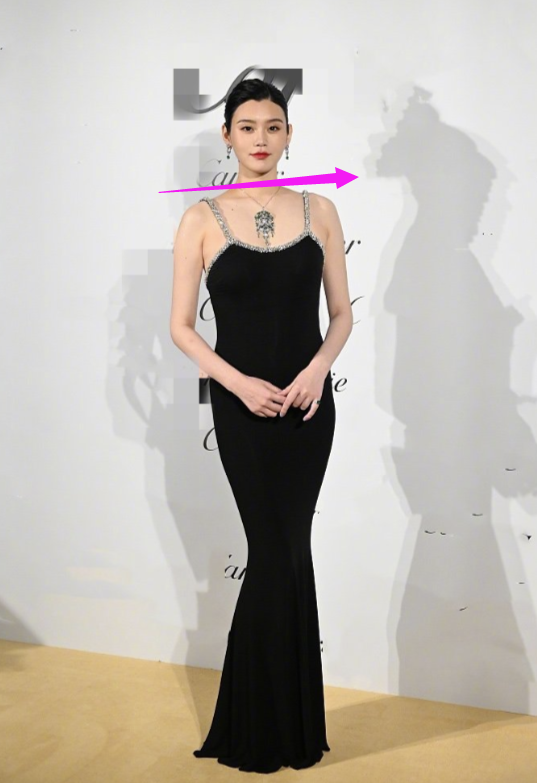 奚梦瑶|奚梦瑶二胎孕肚保护到位，上围发育略显臃肿，灵气不再显笨拙！