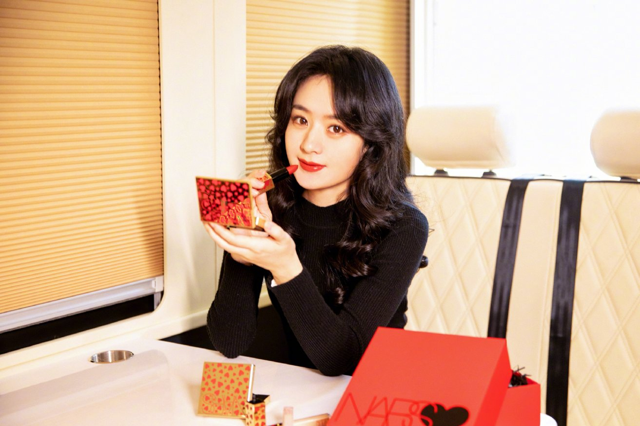 赵丽颖|赵丽颖轻熟风造型彻底封神，穿黑裙演绎出优雅范，气质提升就开挂