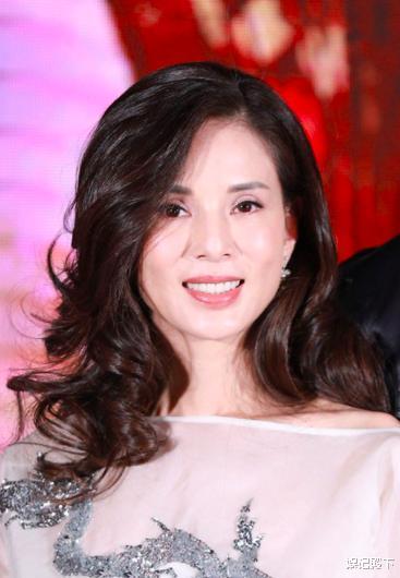 李若彤|童年李若彤vs刘亦菲，差距真不是一般的大，但上天终归是公平的