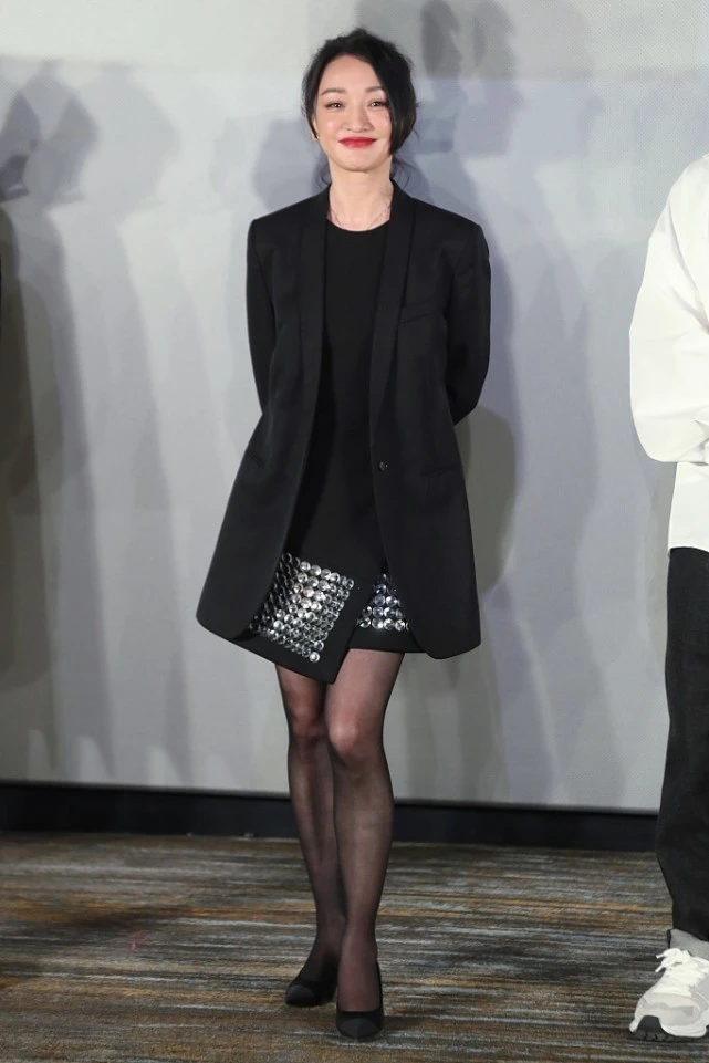 大表姐的时尚圈|46岁周迅还是这么美,穿亮片裙子优雅高贵,曲线身材很显气质