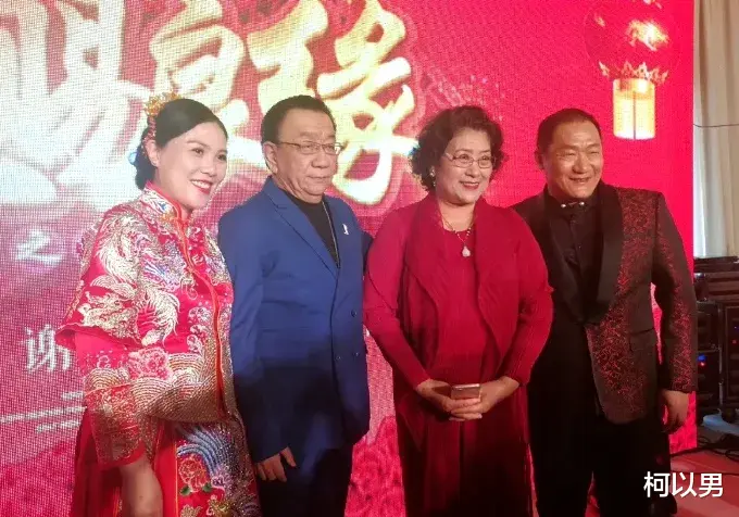 柯以男|侯耀华又“出丑”，嫉妒好友娶年轻美貌新娘