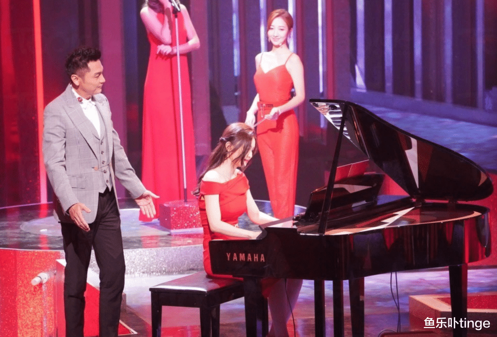 关枫馨|关枫馨成功晋级港姐12强，与父同台，遭非议