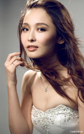 张艺谋|她被张艺谋称“黄金第一美”，一夜爆红抛弃罗晋，如今低调嫁豪门