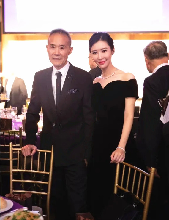 全球时尚号|田朴珺和王石参加宴会，穿黑色礼服贵气十足，典型的“老夫少妻”