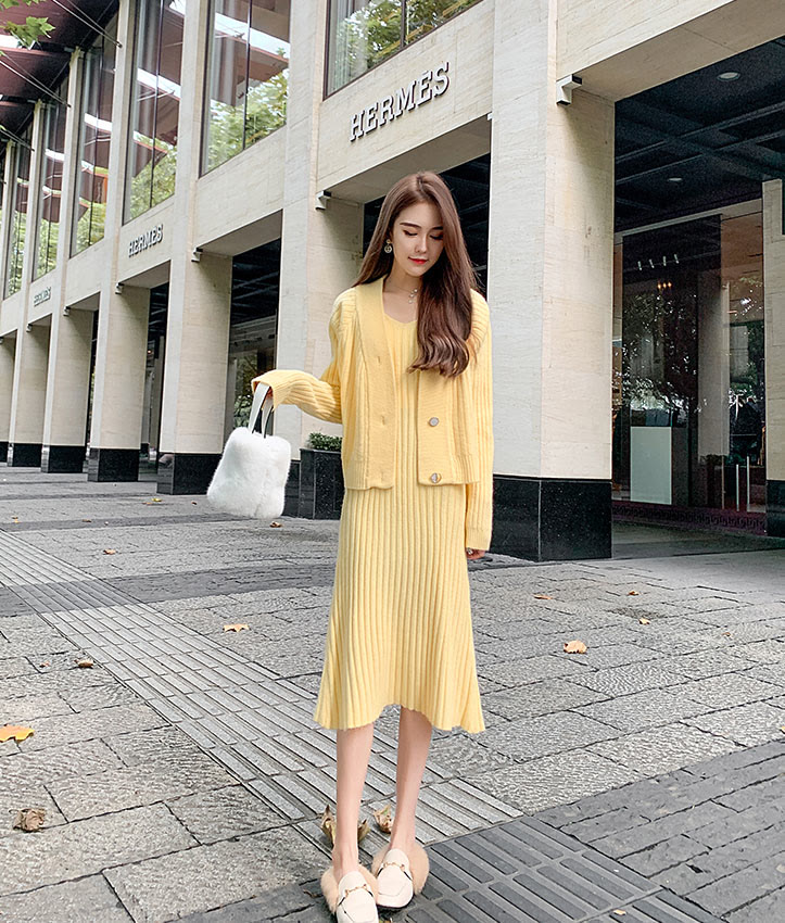 宝贝你别闹 秋天穿裙子也可以很美,温柔针织开衫+连衣裙穿搭,优雅又显气质