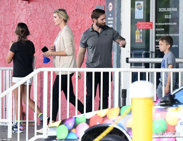 |39岁伊万卡陪娃玩卡丁车，素颜皮肤也能反光，嘴唇变厚了好多