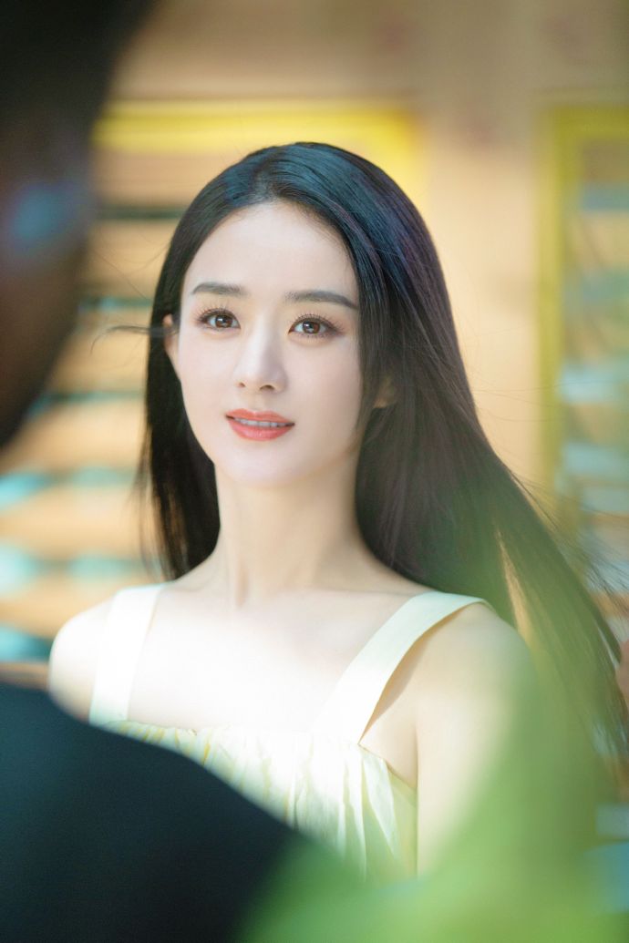 赵丽颖|赵丽颖端午晒九宫格宠粉，穿淡黄长裙出镜，长发飘飘甜味浓