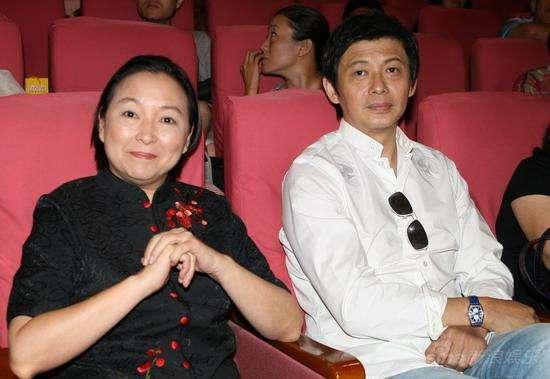 程前|如今的程前57岁了，也算是老来得子，一家三口看上去十分的幸福