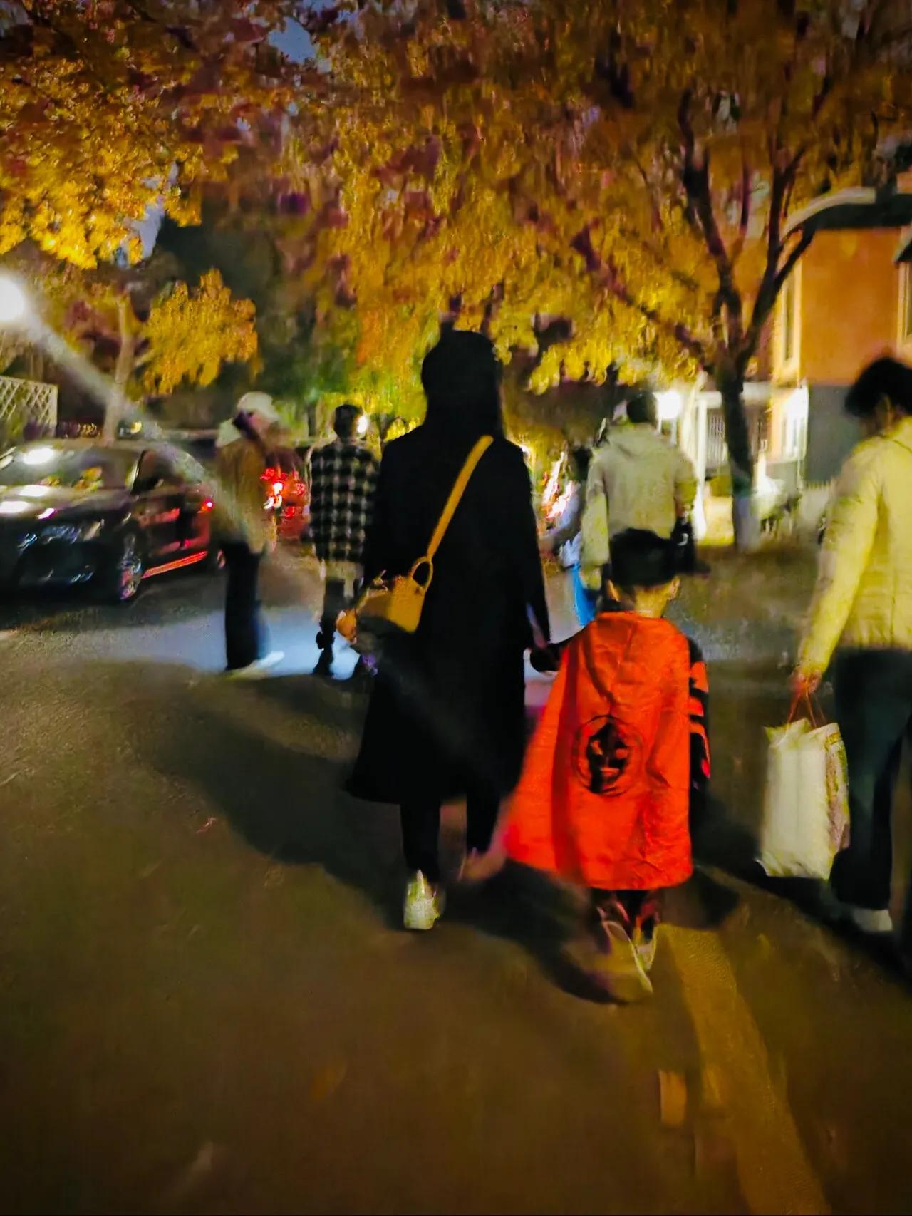 陈妍希|陈妍希带儿子逛书店，小星星穿赛车服酷帅有型，个子高挑长腿抢镜