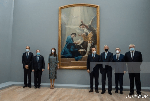 八八尚语UP 莱蒂齐亚去看展览，毛衫配印花半身裙清新减龄，曾撞衫梅根也不输