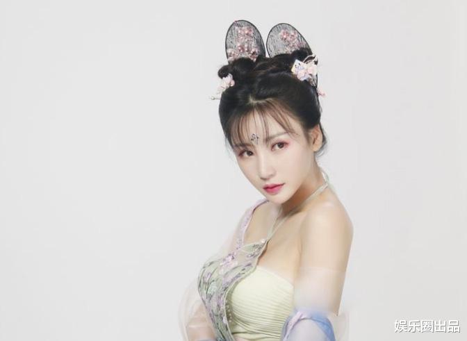 柳岩|柳岩穿汉服拍大片，5小时阅读量破20万，网友：侧面比正面好看