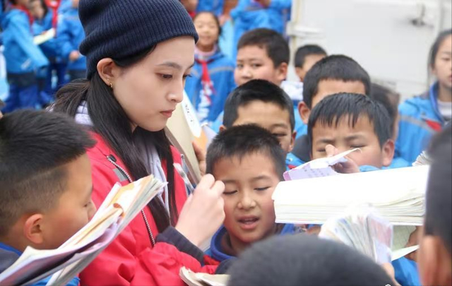 毛阿敏|毛阿敏富商丈夫去世，生前日夜为工作操劳，陈凯歌陈红夫妇协助治丧