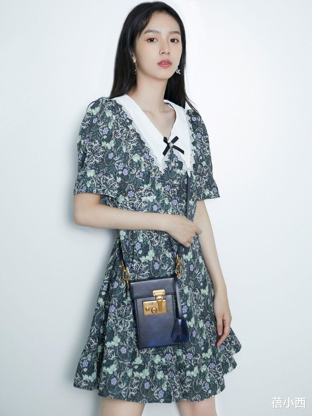蓓小西|“宋祖儿”不愧是元气少女！穿格子连衣裙配半扎发型，俏皮又可爱