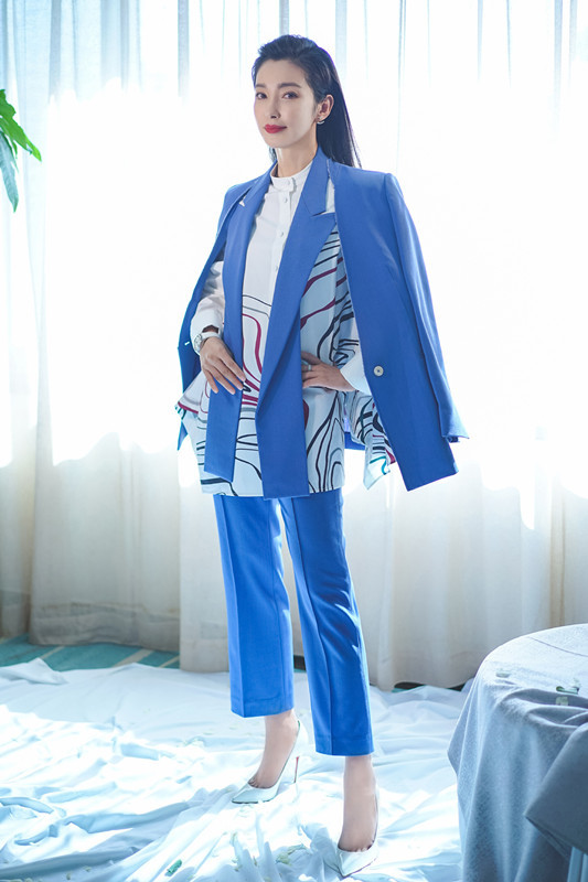 时尚潮流生活|李冰冰穿上西装裙，脚踏一双黑色的长靴，要多酷就有多酷！