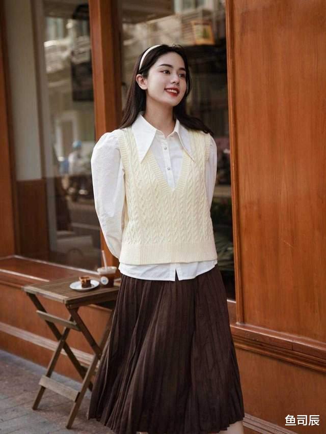 鱼司辰|秋季的叠穿技巧，我想很多人都搞错了，你看看时尚博主都爱这样穿