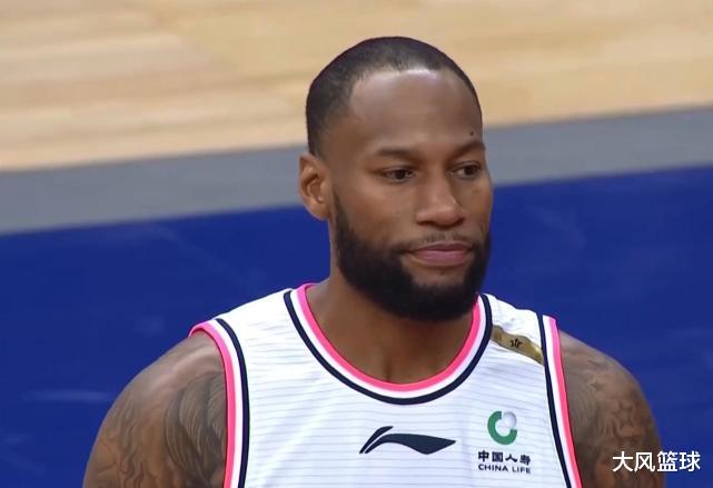 廣東男籃|制霸內線！8分13籃板，得分不行防守來補，他依然是CBA的頂級中鋒