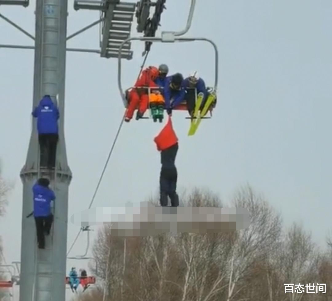 百態世間 張家口一游客掉下滑雪場纜車后被同伴抓住衣服懸在半空，最終墜落