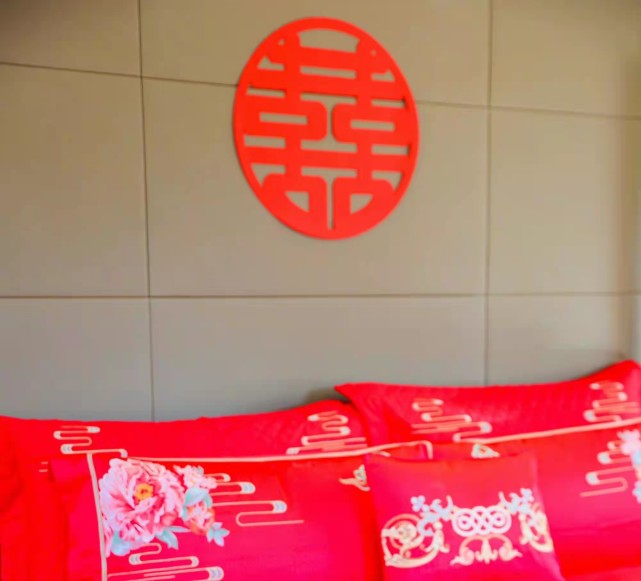 魏晨|魏晨婚礼接亲现场图公开，身穿蓝金礼服喜气洋洋，二老满脸幸福接过新人敬茶