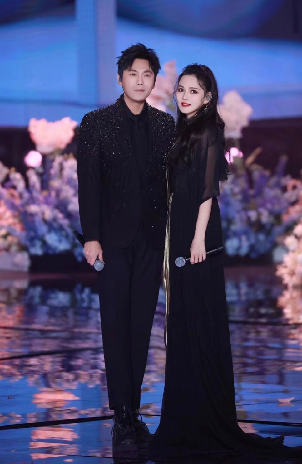 伊能静|秦昊伊能静舞台合体，同穿一身黑越看越登对，两人哪像差10岁