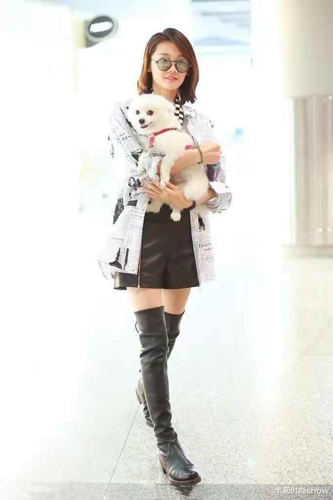 卡莉时尚show|郑恺眼光真不赖,苗苗穿短裙抱狗走机场,时尚减龄有魅力