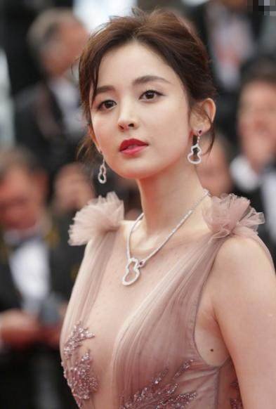 秦岚|被吃豆腐的不止古丽娜拉,谭松韵,秦岚等女星被抓过豆腐看着都疼!