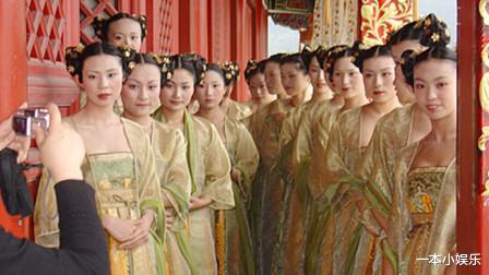 横店|横店校花“泛滥成灾”，成群蹲地上吃盒饭，月薪3000幻想一夜成名